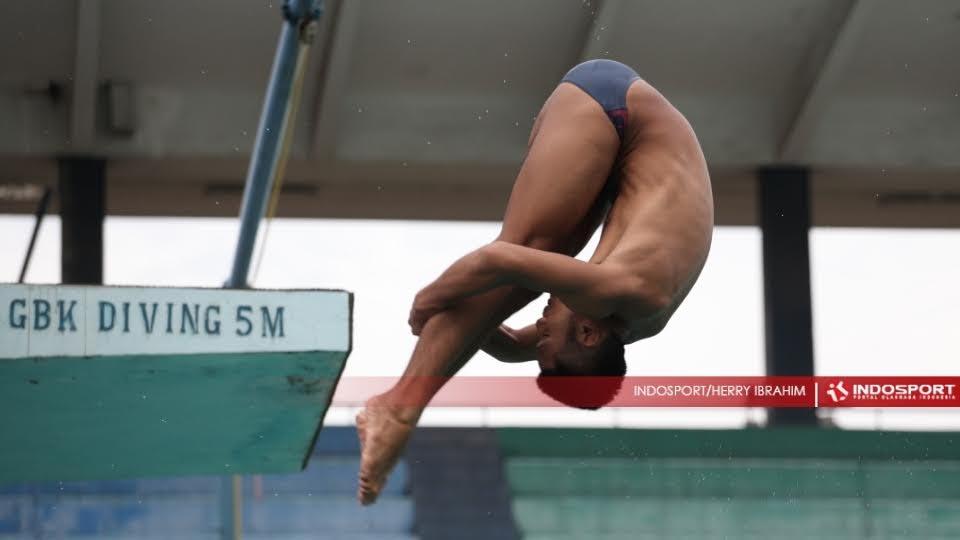 Salah%20satu%20atlet%20sedang%20melakukan%20latihan%20loncat%20indah.